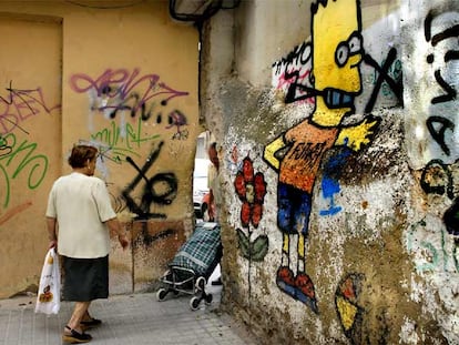 "Agujero de la vergüenza" del Barrio de Orriols por el que los vecinos se comunican entre dos calles separadas por un muro. 
/ mònica torres
Tapón en la calle Salavert del barrio de Patraix.