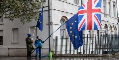 Manifestantes contrarios al Brexit delante del Parlamento británico, este lunes en Londres.