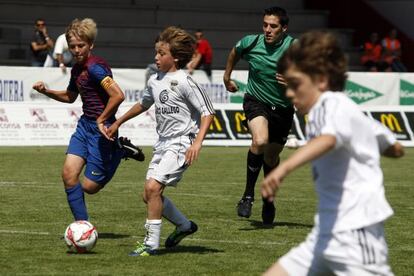 Nicolas González, hijo del deportivista Fran, conduce el balón en un partido del Montañeros contra el Barcelona. / CARLOS PUGA