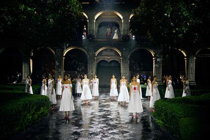 Modelos durante el desfile de Dior el 20 de mayo en Ciudad de México.