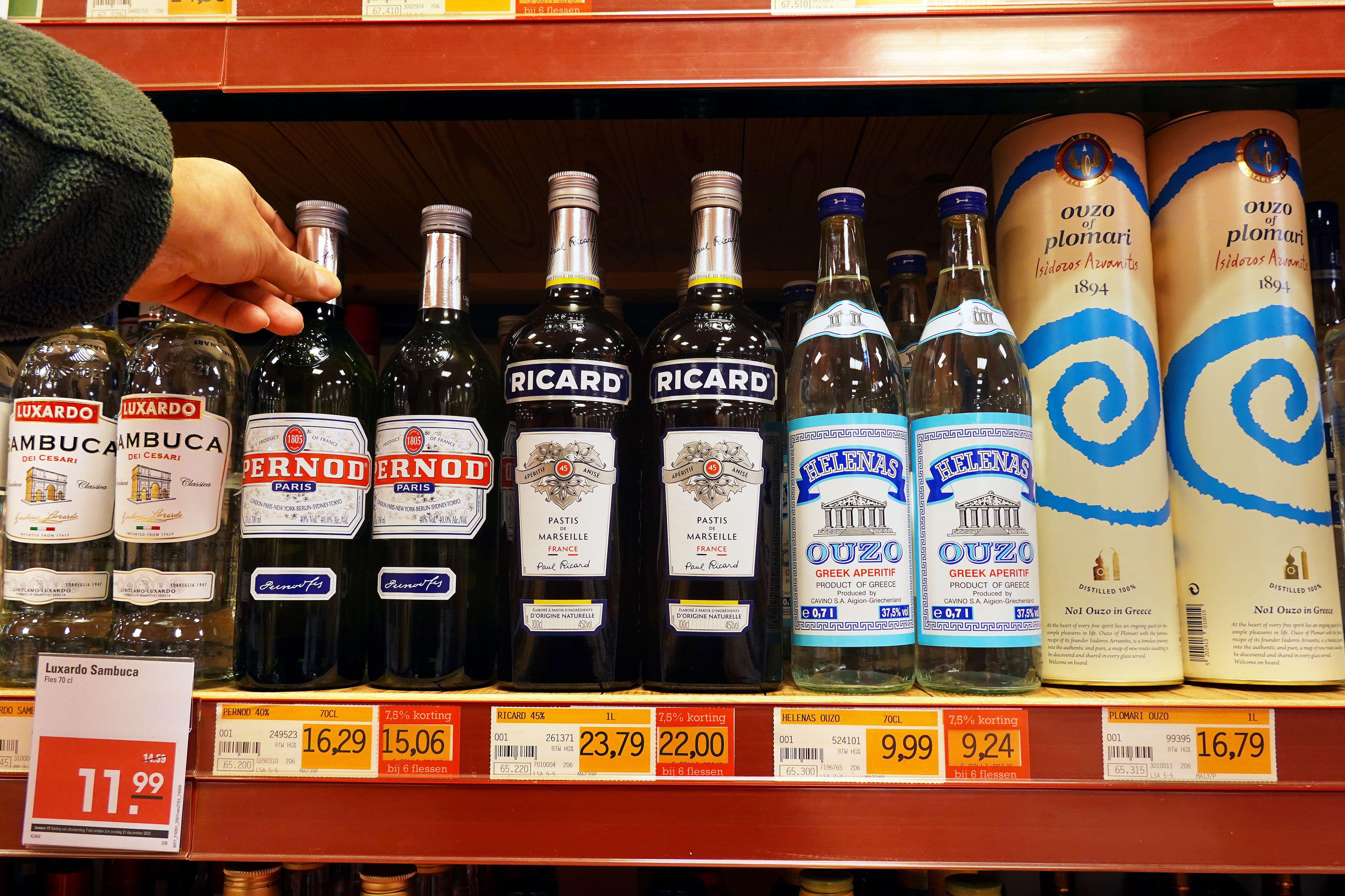 Botellas de Ricard en un supermercado neerlandés.