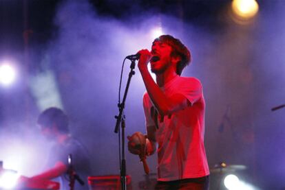 Pucho, cantante de Vetusta Morla, durante el concierto de anoche en Madrid.