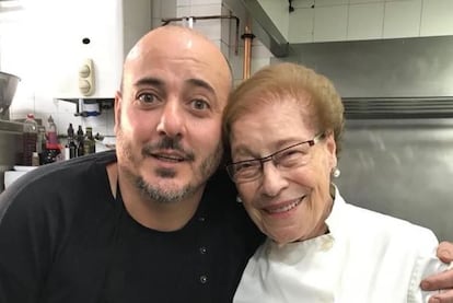 Dani Redondo, jefe de cocina de Can Roca, junto Montserrat Fontané, madre de los hermanos Roca.