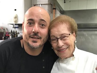 Dani Redondo, jefe de cocina de Can Roca, junto Montserrat Fontané, madre de los hermanos Roca.