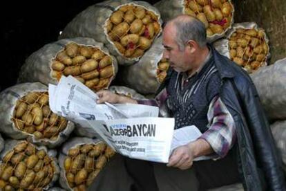Un comerciante lee el periódico en el Mercado Oriental de Bakú.