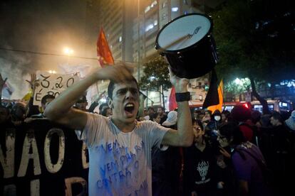 A exemplo de outros países que haviam vivido manifestações populares contra o sistema político vigente, os brasileiros se entusiasmaram para participar dos atos marcados pelas redes sociais. O auge dos protestos de junho aconteceu no dia 13 quando diversas capitais aderiram às manifestações. “Vem pra rua vem contra o aumento” era o mote dos manifestantes.