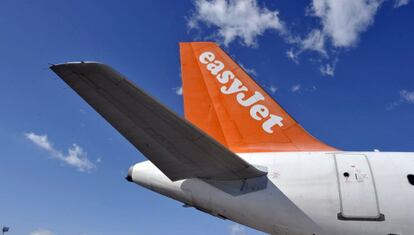 Un avi&oacute;n de EasyJet  en el aeropuerto de Brnik, Eslovenia