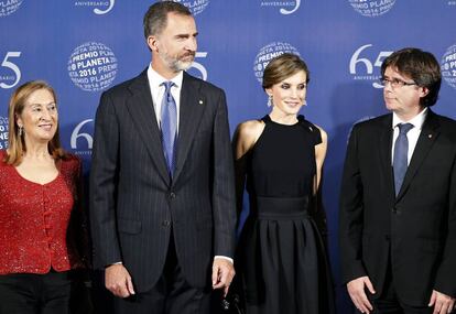 Los Reyes junto a Carles Puigdemont y Ana Pastor el pasado 15 de octubre en Barcelona.