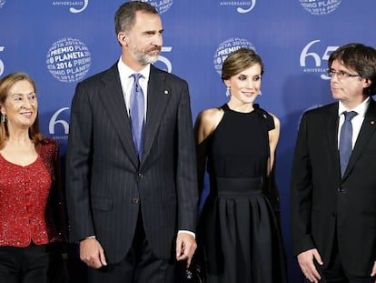 Los Reyes junto a Carles Puigdemont y Ana Pastor el pasado 15 de octubre en Barcelona.