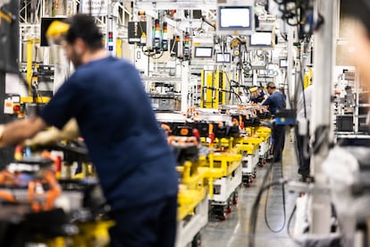 Empleados en Figueruelas (Zaragoza), en la fábrica de Stellantis, en septiembre de 2023.