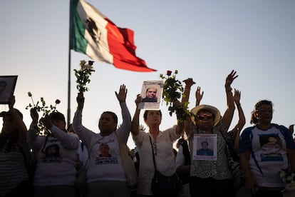 Colectivos de familiares de desaparecidos y sociedad civil, durante una protesta por el hallazgo del rancho Izaguirre en Teuchitlán, Jalisco.

