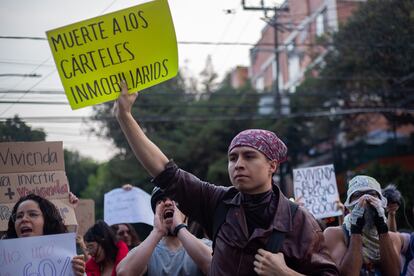 Durante una protesta contra el convenio firmado entre Airbnb y el Gobierno, un joven denuncia también los carteles inmobiliarios de la ciudad.