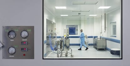 Un técnico trabaja en uno de los laboratorios de la empresa Pharmex.