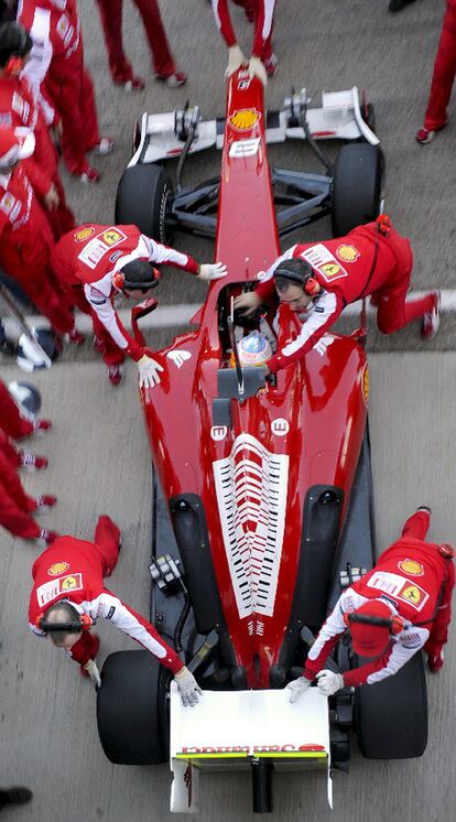 Alonso, de 28 años, se enfundó hoy el mono rojo de Ferrari para iniciar su andadura en la escudería más legendaria.