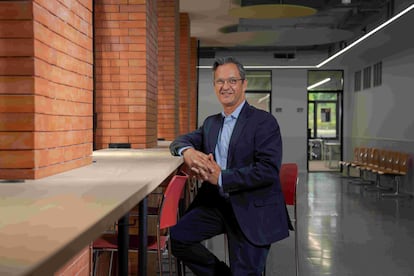 Javier Viroomal se une a Grupo Educativo UAX para ocupar un puesto de nueva creación, el de director comercial y de marketing. Ha desarrollado su carrera en los sectores de tecnología y medios. Su etapa más reciente fue en Microsoft, donde estuvo al frente de Microsoft News para España, Latinoamérica y EMEA. También dirigió el negocio móvil de Prisa, grupo editor de CincoDías, y trabajó en la transformación digital de Prisa Radio.