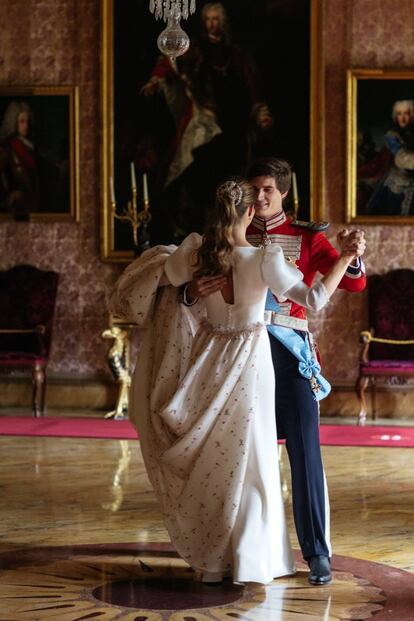 La pareja quiso hacer un primer baile nupcial en uno de los grandes salones del palacio de Liria, aunque toda la boda se celebró en el exterior.