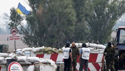 Observadores de la OSCE en un punto de control del Ejército ucranio el 8 de septiembre en Mariúpol