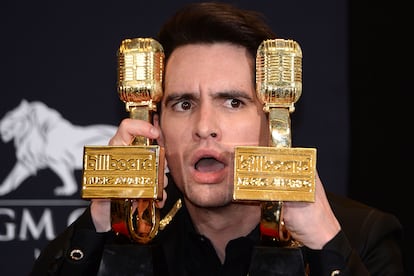 Brendon Urie, líder del grupo Panic! At The Disco, enseña a la prensa sus dos Billboard Awards.