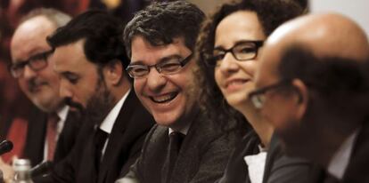 El ministro de Energía, Álvaro Nadal, flanqueado por los portavoces de energía del PP, Guillermo Mariscal, y del PSOE, Pilar Lucio.