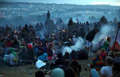 Cientos de personas descansan en una de las zonas del Festival de Glastonbury, 1 de julio de 2013. Aunque los veteranos rockeros Rolling Stones son el plato fuerte de la edición de este año que comenzó el jueves, su fundador, Michael Eavis, ha asegurado que el festival se mantiene fiel a sus raíces alternativas con música de todos los géneros así como bailes, circo y talleres de meditación.