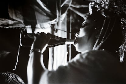 Una cantante de ópera callejera, en Singapur, en 1992.