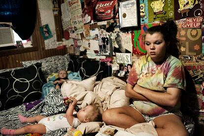 Maranda Corely, de 19 años, cuida de sus tres hijos en su recámara en Ellisville, Mississippi.