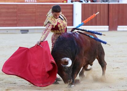 Diego Carretero torea en redondo al tercer toro de la tarde.