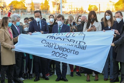 El alcalde de Madrid, José Luis Martínez-Almeida (centro), y la vicealcaldesa de la ciudad, Begoña Villacís (tercera por la derecha), participan en la ceremonia inaugural de la Capitalidad Mundial del Deporte, celebrada el pasado martes en el estadio de Vallehermoso.