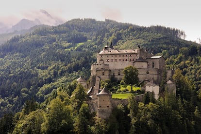 Esta fortaleza medieval se yergue sobre una colina por encima del pueblo Werfen, en el valle de Salzach, a unos 40 kilómetros al sur de Salzburgo (Austria), como un nido de águilas del siglo XI. El castillo de Hohenwerfen ha sido residencia, base militar e incluso campo de entrenamiento de la policía rural austriaca hasta 1987. Fue escenario de la película 'Sonrisas y lágrimas' (1965) y, más recientemente, inspiración para la ambientación del videojuego Call of Duty: Black Ops 3. Organiza exhibiciones de vuelo de cetrería.