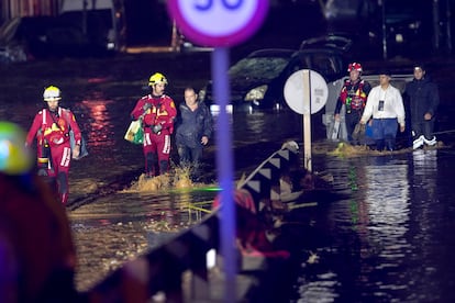 Personal de emergencias rescata a varias personas tras permanecer atrapadas en sus viviendas en Valencia, este miércoles.