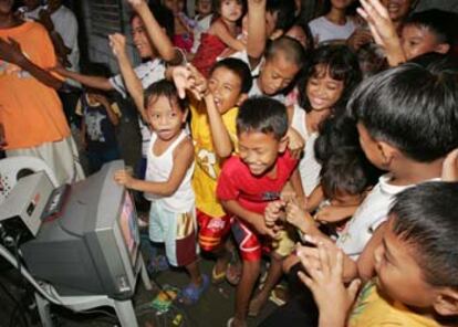 Un grupo de niños del barrio donde reside Ángelo de la Cruz festeja su liberación.