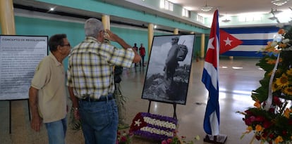 Una ruta de doble implicación simbólica porque desanda la que hizo Castro con su columna rebelde en 1959 desde el extremo oriental del país hasta su entrada en La Habana, y porque en Santiago recibirá sepultura en el cementerio de Santa Ifigenia, donde se ha construido un mausoleo para él junto al del héroe nacional José Martí. Un grupo de personas rinden tributo al exgobernante cubano Fidel Castro durante las honras fúnebres a las que asisten miles de cubanos, en La Habana (Cuba).