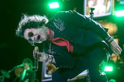 El cantante Enrique Bunbury durante el concierto que ha ofrecido este sábado en el estadio de La Romareda, en Zaragoza. 