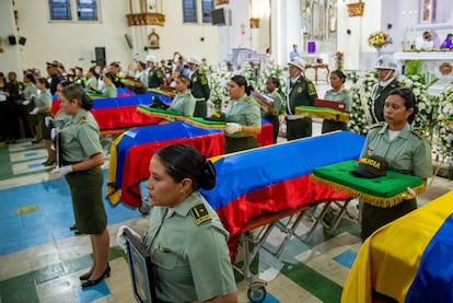 Los ataúdes de los agentes permanecieron cubiertos con la bandera de Colombia ante el altar de una iglesia católica de Neiva, el 6 de septiembre.