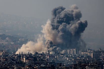 Una enorme columna de humo se eleva sobre el distrito Dahiye del sur de Beirut tras un bombardeo israelí este domingo.