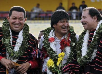 De izquierda a derecha, los presidentes de Venezuela, Hugo Chávez; Bolivia, Evo Morales, y Nicaragua, Daniel Ortega, el pasado 17 de octubre en la localidad boliviana de Cochabamba con motivo de la VII cumbre del ALBA.