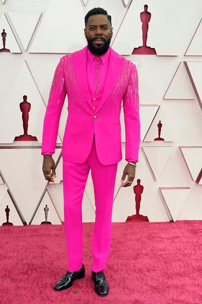 El actor Colman Domingo, de Fear The Walking Dead y de la cinta nominada La madre del blues, con un esmoquin de lentejuelas de Atelier Versace.