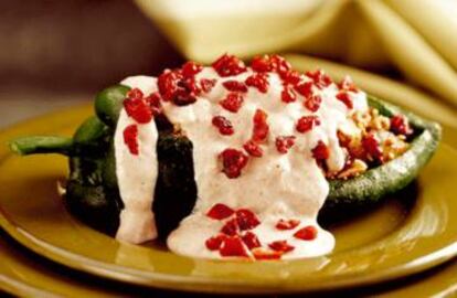 Chiles poblanos rellenos de arándano, nueces y quinoa.