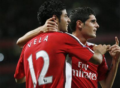 Fran Mérida, a la derecha, celebra un gol del Arsenal al Sheffield con el mexicano Carlos Vela.