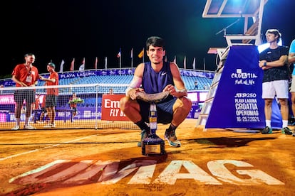 Carlos Alcaraz posa con el trofeo de campeón, el domingo en la pista de Umag, con Juan Carlos Ferrero a la derecha.