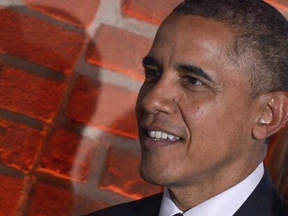 Barack Obama sorri durante um jantar de gala em Varsóvia.