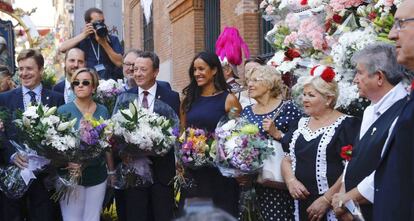 Manuela Carmena, entre otros participan en la ofrenda floral en la Iglesia de La Paloma