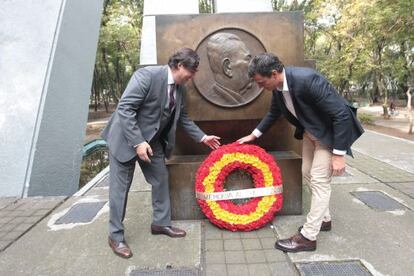 Pedro S&aacute;nchez y un nieto de C&aacute;rdenas homenajean al general