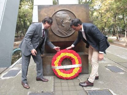 Pedro S&aacute;nchez y un nieto de C&aacute;rdenas homenajean al general