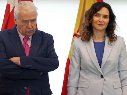 El nuevo presidente de la Cámara de Cuentas de Madrid, Joaquín Leguina, toma posesión de su cargo en presencia de la presidenta de la Comunidad de Madrid, Isabel Díaz Ayuso, este jueves en la Asamblea de Madrid.