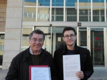 Manuel Carceller, portaveu de la Plataforma per la Llengua, i Raúl Diego mostren la denúncia per discriminació lingüística.