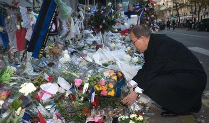 Ban Ki-moon, el domingo, deja unas flores en la sala Bataclan de París.