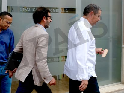 Desde la izquierda, el número tres de Coalición por Melilla, Mohamed Ahmed Al Lal, su abogado, y el líder de la formación, Mustafa Aberchán, salían de la sede del partido este martes.