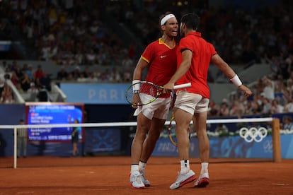  Rafa Nadal y Carlos Alcaraz celebran un punto.