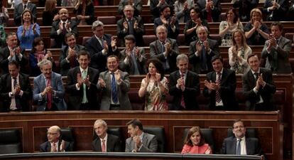 La bancada popular aplaude a Mariano Rajoy (abajo derecha, al lado de Soraya Sáenz de Santamaría), en una sesión de control al Gobierno del pasado mes de junio.